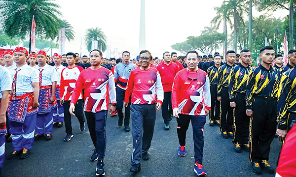 Kapolri Gaungkan Pemilu Damai Menuju Indonesia Maju 1 FUN WALK— Kapolri Jenderal Listyo Sigit Prabowo (kanan) bersama Menkopolhukam Mahfud MD (tengah) saat menghadiri fun walk HUT Bhayangkara.