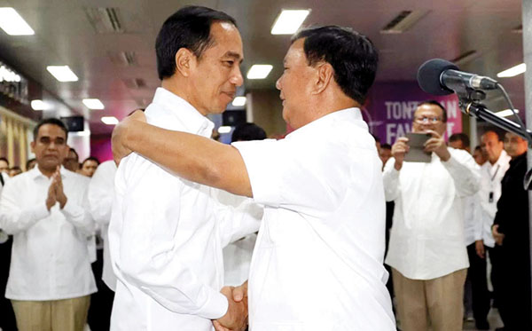 Media Asing Ungkap Kecenderungan Dukungan Jokowi untuk Prabowo 1 BERTEMU— Presiden Jokowi bersalaman dengan Menhan Prabowo Subianto saat bertemu.