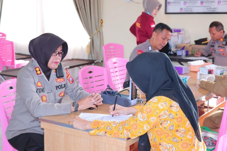 Sambut HUT Bhayangkara ke-77, Polres Payakumbuh Gelar Donor Darah Massal 1 DONOR DARAH— Kapolres Payakumbuh AKBP Wahyuni Sri Lestari, melihat kegiatan donor darah.