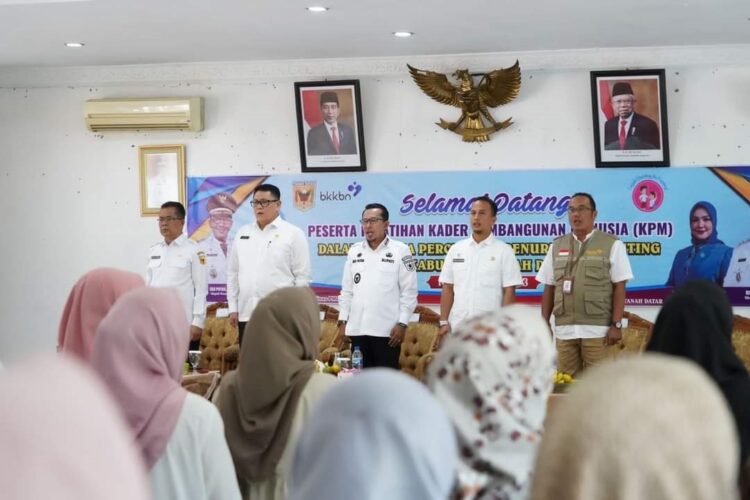 PELATIHAN KADER— Bupati Tanah Datar Eka Putra membuka Pelatihan Kader Pembangunan Manusia (KPM) dalam rangka Percepatan Penurunan Stunting se-Kabupaten Tanah Datar.