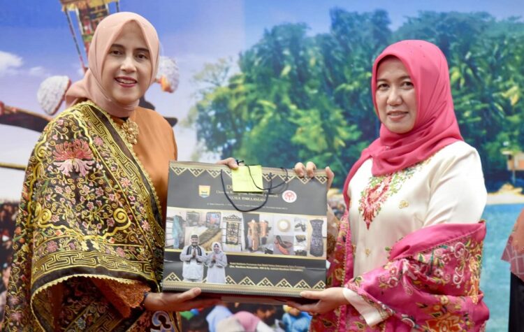 BERTUKAR CENDERA MATA—Ny Lucy Genius Umar bertukar cendera mata dengan Ketua Dekranasda Cilegon.