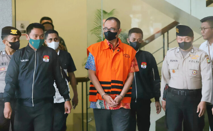 DITAHAN KPK— Eks pejabat Direktorat Jenderal Pajak, Kemenkeu Rafael Alun Trisambodo mengenakan rompi tahanan KPK.