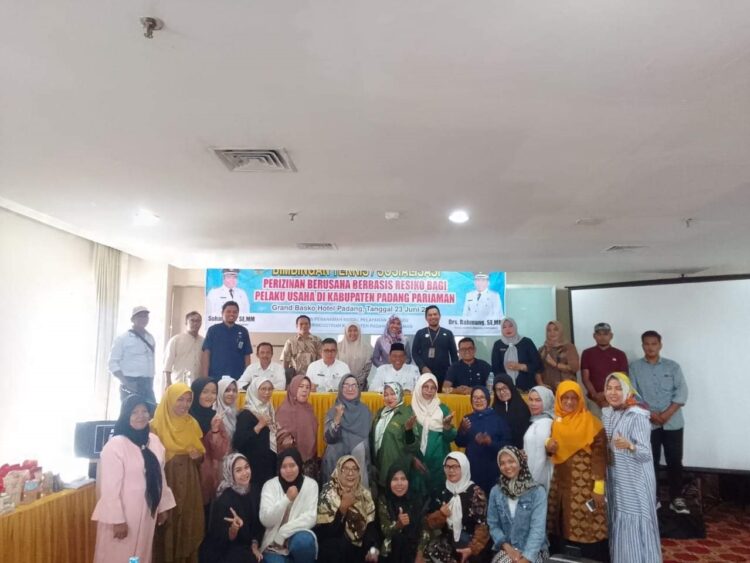 PE Padangpariaman Tumbuh Baik, Lengkapi Dokumen, Permudah Perizinan Usaha 1 FOTO BERSAMA— Wakil Bupati Padangpariaman Rahmang foto bersama saat menghadiri acara Bimbingan Teknis Perizinan Berusaha Berbasis Resiko, bagi Pelaku Usaha se Kabupaten Padangpariaman.