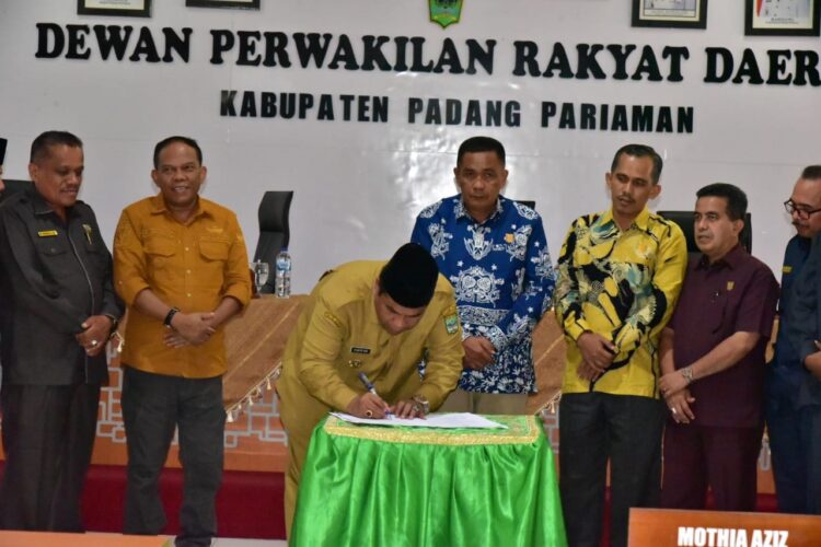 PENGESAHAN PERDA—Bupati dan pimpinan DPRD melakukan penandatangan pengesahan Ranperda Pertanggungjawaban Pelaksanaan APBD TA 2022 menjadi Perda.