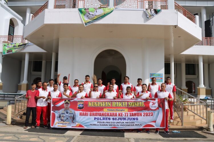 Rangkaian HUT Bhayangkara ke-77, Polres Sijunjung Kerja Bakti di Rumah Ibadah 1 BERSIHKAN RUMAH IBADAH— Personel Polres Sijunjung menggelar kegiatan bakti sosial, dengan gotong royong membersihkan lingkungan Masjid Agung Istiqlal Muaro.