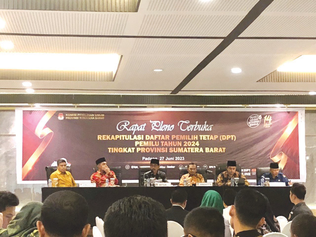 RAPAT PLENO TERBUKA— KPU Sumbar menggelar rapat pleno terbuka rekapitulasi DPT Pemilu 2024 tingkat Provinsi Sumbar, Selasa (27/8) di salah satu Hotel di Kota Padang.