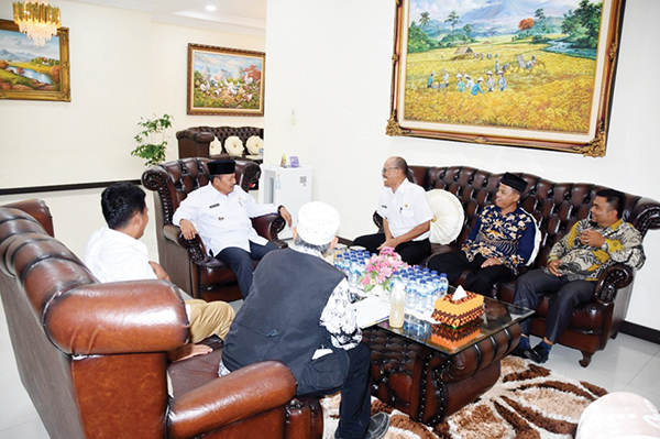 Rencana Pembukaan Jalan Malalak-Tanjung Raya, Bupati Agam akan Surati Provinsi 1 AUDIENSI— Bupati Agam Andri Warman saat beraudiensi dengan Camat Malalak, Rahmat Fajri dan Camat Tanjung Raya, Roza Syafdefianti serta tokoh masyarakat setempat, di Rumah Dinas Bupati Agam, Rabu (21/6).