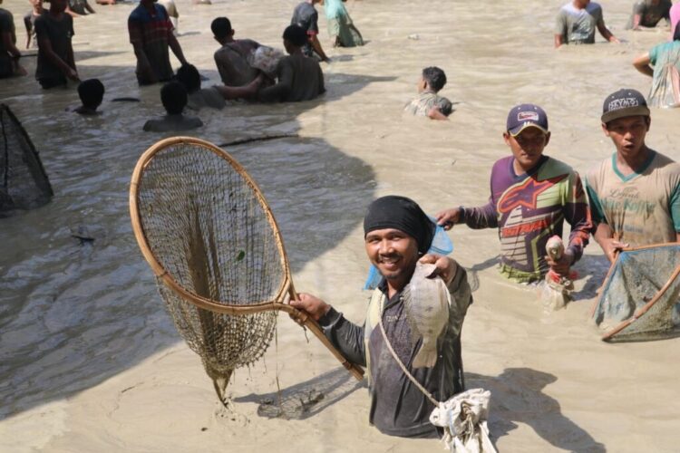 Ribuan Masyarakat Panen Ikan di Telabang Sakti Kabupaten Sijunjung 1 PANEN IKAN— Masyarakat ikut panen ikan Lubuk Larangan di Wahana Wisata Telabang Sakti, Nagari Kunangan Parik Rantang, Kecamatan Kamang Baru, Kabupaten Sijunjung.