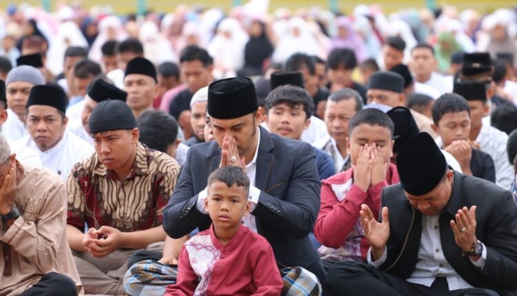 Shalat Idul Adha 1444 Hijriah, Ribuan Masyarakat Sijunjung PadatiLapangan M Yamin, Nagari Muaro 1 BERBAUR—Bupati Sijunjung Benny Dwifa Yuswir terlihat berbaur dengan para jamaah di lapangan M Yamin Muaro untuk shalat Idul Adha, Kamis (29/6).