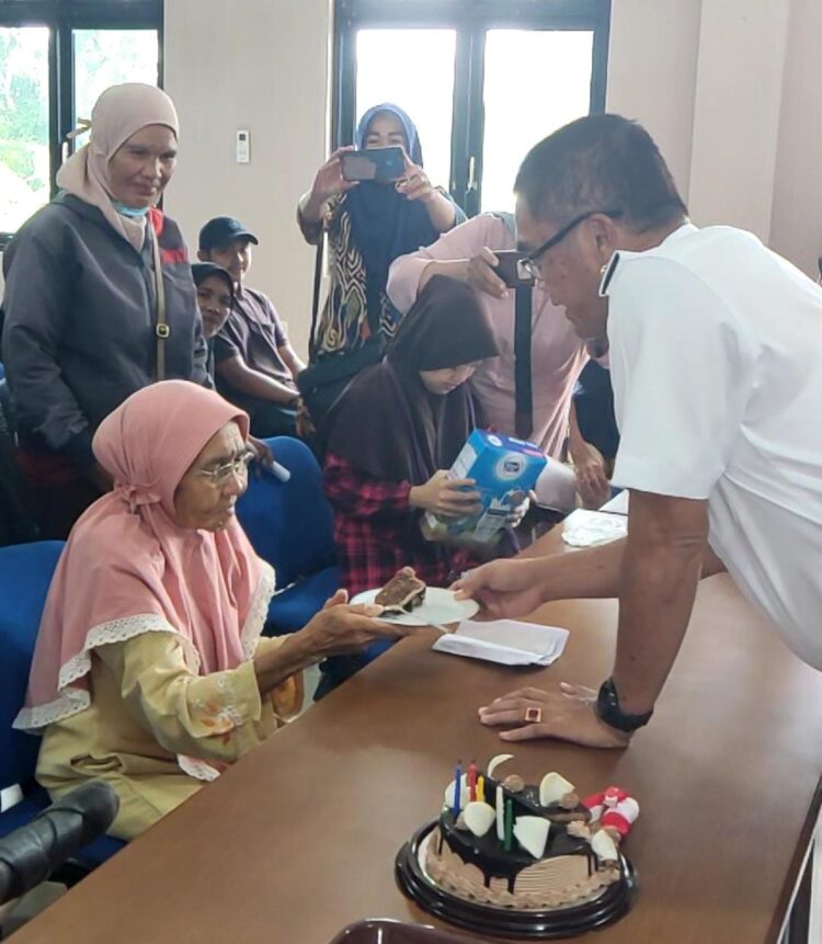 Rida Ananda Berikan Potongan Kue Ultah untuk Lansia 1 BERIKAN— Pj.Wali Kota Rida Ananda berikan potongan kue Ultahnya yang ke 55 untuak lansia dan anak disabilitas