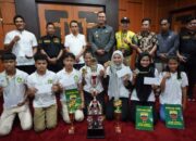 Membela Sumbar di Kejurwil Tinju Amatir di Medan, Bupati Benny Dwifa Serahkan Bonus Spontan Bagi Atlet Tinju