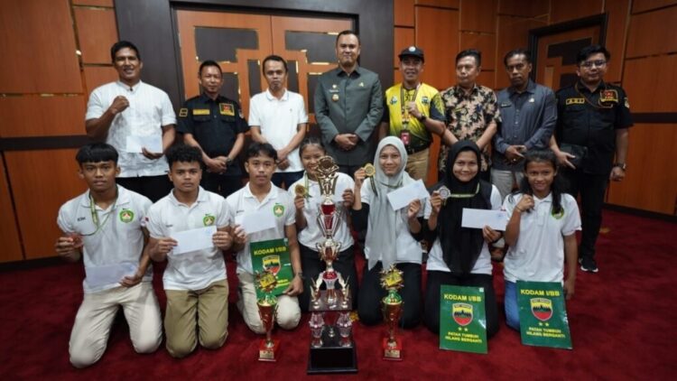 PENYERAHAN BONUS— Bupati Benny Dwifa berfoto bersama usai penyerahan bonus atlet tinju.