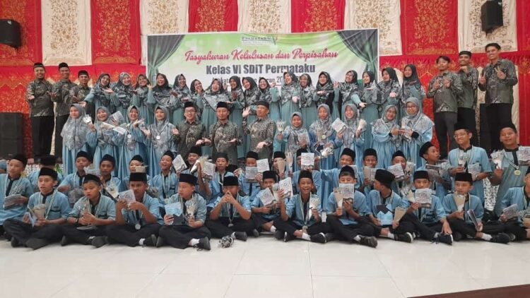 SDIT Permataku Adakan Tasyakuran Kelulusan dan Perpisahan 1 TASYAKURAN KELULUSAN— Sekolah Dasar Islam Terpadu (SDIT) Permataku menyelenggarakan tasyakuran kelulusan dan perpisahan angkatan VI di Aula Balai Kota Padang, Aia Pacah, Kototangah, Padang, Sabtu (3/6). Acara ini mengusung tema “Anakku Permataku Generasi Qurani Menebar Prestasi.”