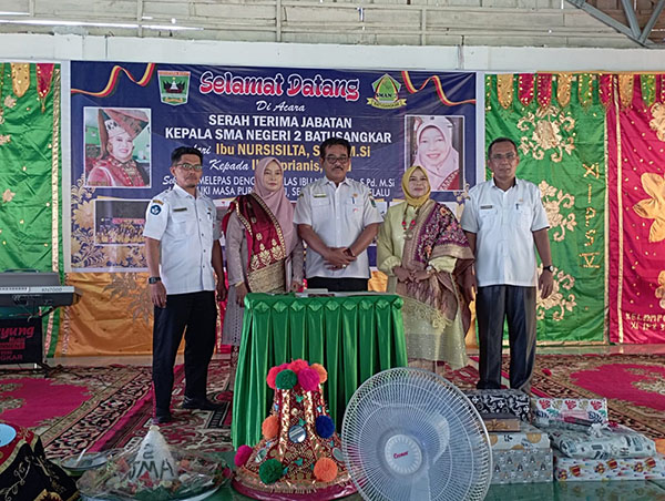 FOTO BERSAMA—Kacabdin dan Korwas serta saksi foto bersama dengan kepsek yang baru dan lama saat acara di SMA 2 Batusangkar.