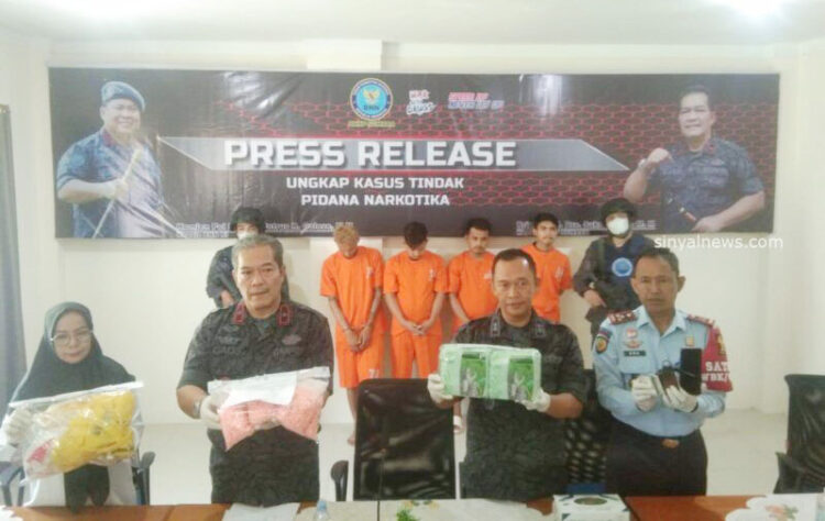 PERLIHATKAN BUKTI— Kepala BNNP Sumbar Brigjen Pol Sukria Gaos didampingi Kabid Brantas Saifuddin Anshori Kalapas Kelas II A Padang Era Wiharto perlihatkan bukti 2 Kg sabu dan 6 ribu pil ekstasi hasil penangkapan dua kurir serta dua napi.