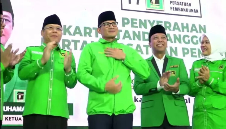 GABUNG PPP— Sandiaga Salahuddin Uno resmi mendapat kartu tanda anggota (KTA) dan jaket Partai Persatuan Pembangunan (PPP).