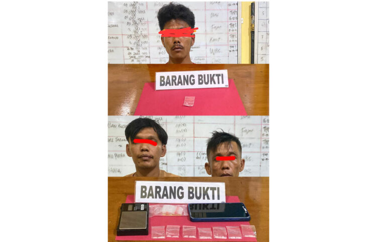 PENGEDAR SABU— 
Tiga pengedar sabu ditangkap jajaran Satresnarkoba Polres Pessel dengan barang bukti delapan paket sabu siap jual.