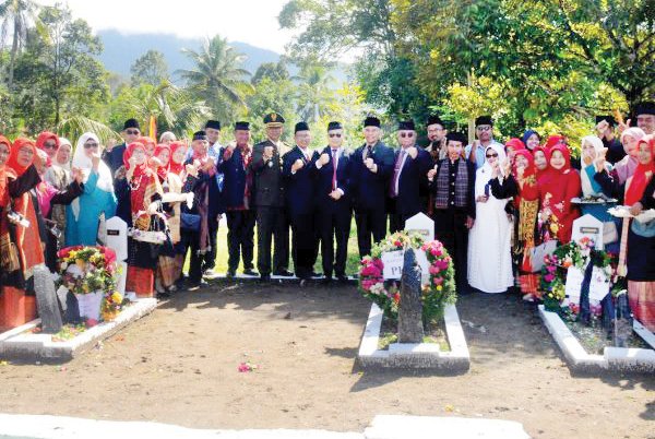 Zirah ke TMP Monumen Perang Kamang, Edi Busti: Generasi Muda harus Contoh Sikap Patriotisme Pahlawan 1 ZIARAH— Staf Ahli Bidang Hukum, Politik dan Pemerintahan, Provinsi Sumbar, Jasman Rizal ziarah ke TMP dan Monumen Perang Kamang di Kecamatan Kamang Magek, Kamis (15/6).