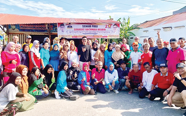 Senam Pagi Rachmad Wijaya di Jati Semakin Diminati Warga 1 SENAM PAGI— Bakal calon anggota DPRD Padang Dapil 5 (Padang Timur dan. Padang Selatan) Rachmad Wijaya berfoto bersama tokoh masyarakat dan warga usai menggelar senam bersama di Jati, Padang Timur