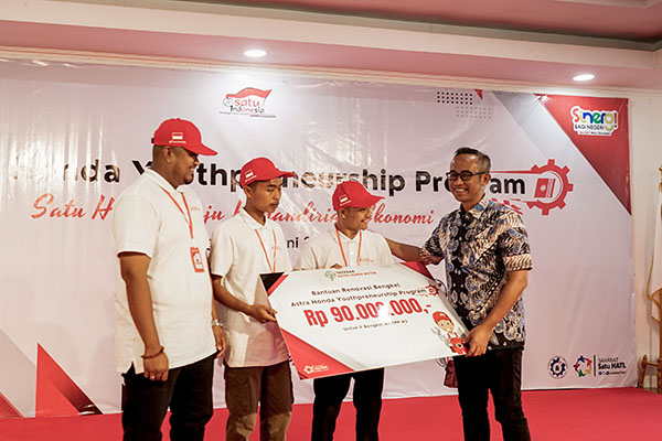 BERIKAN DONASI— Ahmad Muhibbuddin Ketua Yayasan AHM (kanan) secara simbolis memberikan Donasi Renovasi & Pengembangan Bengkel untuk UMKM AHYPP pada 12 - 14 Juni 2023 di SMK Mitra Industri MM2100 Cikarang- Jawa Barat.