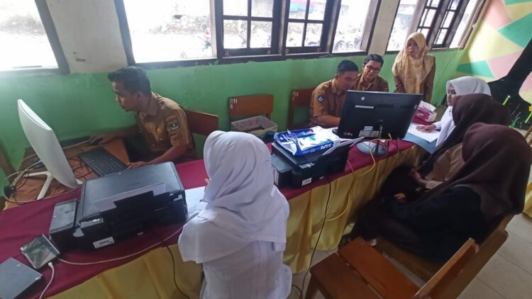 OPERATOR— Siswa baru saat mendaftar PPDB di SMA N 1 Situjuah dibantu operator sekolah karena jaringan internet buruk.