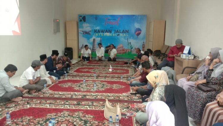 Berikan Layanan Terbaik Perjalanan Umrah, Smart Umrah Resmi Hadir di Sumbar 1 SYUKURAN— Direksi dan karyawan Smarts Umrah Perwakilan Sumbar, menggelar syukuran bersama mitra sebagai tanda dibukanya kantor Smarts Umrah Sumbar, Sabtu (3/6).