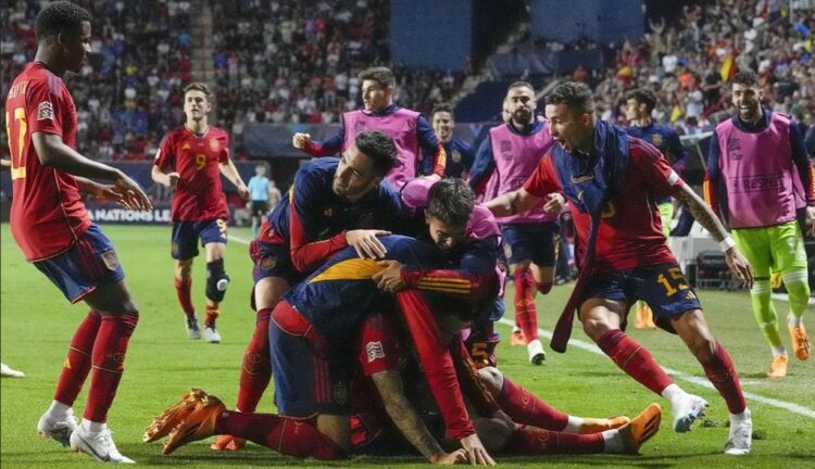 SELEBRASI— Timnas Spanyol melaju ke partai final UEFA Nations League (UNL) setelah mengalahkan Italia dengan skor 2-1 di De Grolsch Veste, Twente, Belanda pada Jumat (16/6) dini hari WIB.