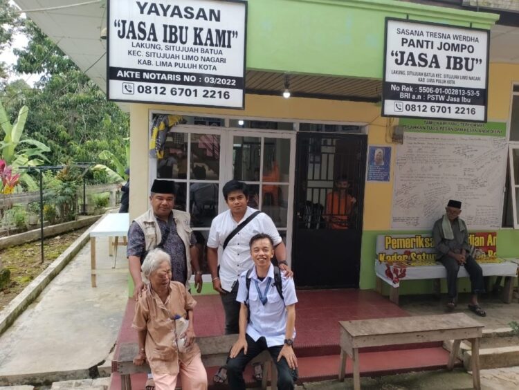 PANTI SOSIAL— Staf Dinsos Pebby Vadillah didampingi Ketua LPM NDB Fahman Rizal mengantar Risdayati ke panti jompo.