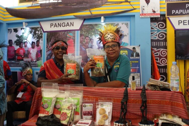 TANAMAN RUMPUT KEBAR— Pada perhelatan Penas ke-XVI KTNA di Padang Provinsi Sumbar, peserta dari Kabupaten Tambrauw Papua Barat Daya membawa satu jenis tumbuhan rumput kebar.