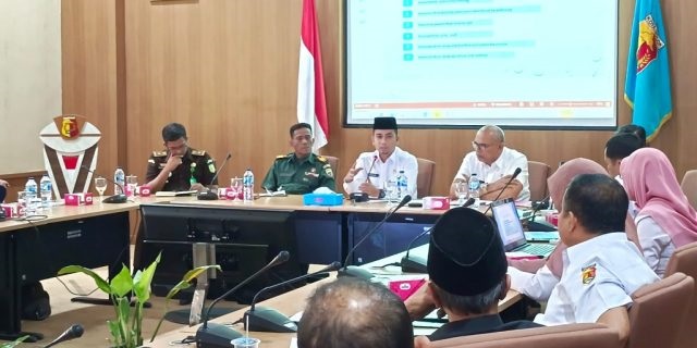 RAPAT KOORDINASI— Wakil Wali Kota Solok, Ramadhani memimpin rapat koordinasi Tim Percepatan Penurunan Stunting (TPPS) Tingkat Kota .