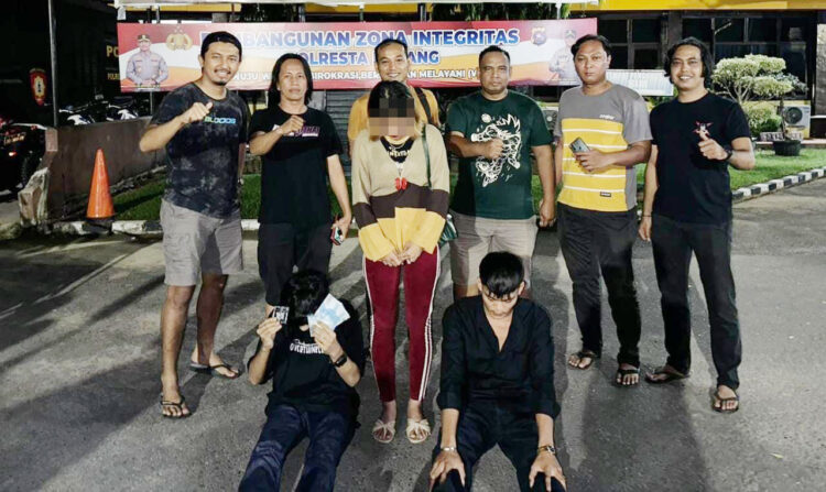 PROSTITUSI ONLINE—
Jajaran Satreskrim Polresta Padang menangkap suami yang tega menjual istrinya sendiri kepada lelaku hidung belang dan bekerja sama dengan mucikari.