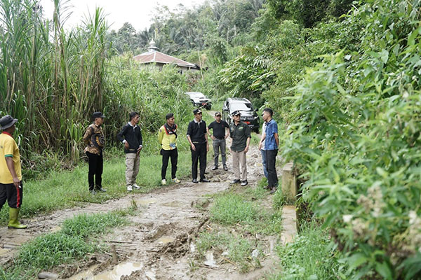 Tak Pernah Disentuh Aspal, Jalan Lakuang-Luak Begak Bakal Rancak 1 TINJAU JALAN— Bupati Safaruddin turun langsung meninjau jalan di Kecamatan Gunuang Omeh.