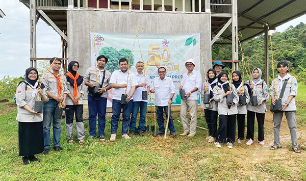 Peringati HUT ke-50, HKTI Sumbar Ikuti Penanaman Bambu Serentak Nasional 1 PENANAMAN BAMBU— Ketua HKTI Sumbar Feri Arlius didampingi Sekretaris Yusrizal Chandra dan Bendahara Romi Agusta serta pengurus HKTI Kota Padang Joni Rusjan melakukan penanaman bambu betung di tebing-tebing Perkebunan Padayo Agro, Kamis (1/6).