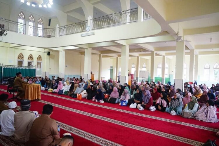 PEMBINAAN— Bupati Eka Putra memberikan sambutan dan arahan kepada warga penerima bantuan PKH di Nagari Talang Tangah dan Nagari Sungai Tarab, Kecamatan Sungai Tarab.