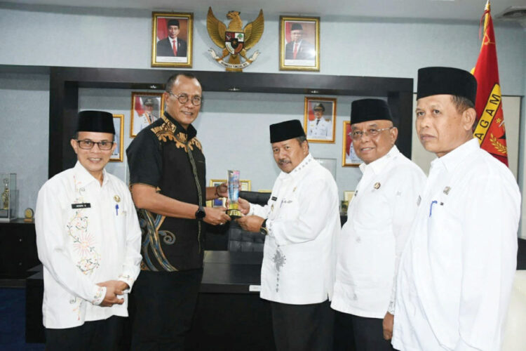 TERIMA PENGHARGAAN— Bupati Agam, Andri Warman menerima penghargaan dari Kemekeu RI yang diserahkan Kepala KPPN Bukittinggi, Khairil Indra di ruangan kerja Bupati Agam, Jum’at (23/6).