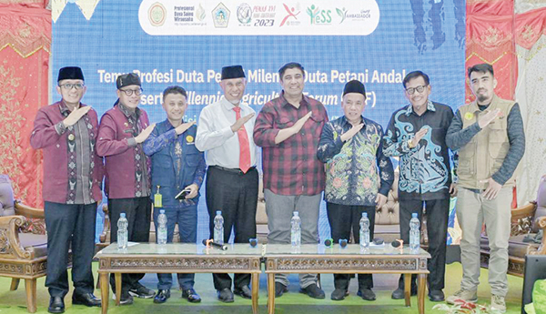 70% dari 38 Juta Petani Berusia 50 Tahun, Kaum Milenial Harus Dirangkul Masuk Sektor Pertanian 1 foto bersama— Gubernur Sumbar, Mahyeldi Ansharullah bersama menyatakan komitmen bersama untuk merangkul kaum milenial untuk masuk ke sektor pertanian. Saat ini baru 30 persen generasi muda menjadi atau masuk di sektor pertanian tanah air.