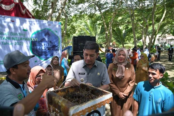 KUNJUNGI PENAS— Tim Widyawisata Pertemuan Nasional (Penas) Petani dan Nelayan XVI Tahun 2023 saat mengunjungi Kebun Buah Kandi Sawahlunto.