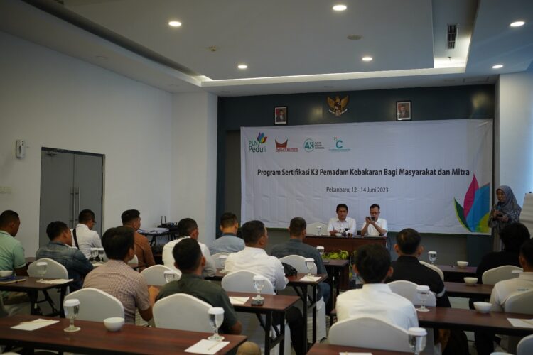 PELATIHAN--PLN UIP Sumbagteng melaksanakan kegiatan pelatihan dan sertifikasi K3 Pemadam Kebakaran bagi masyarakat dan mitra.