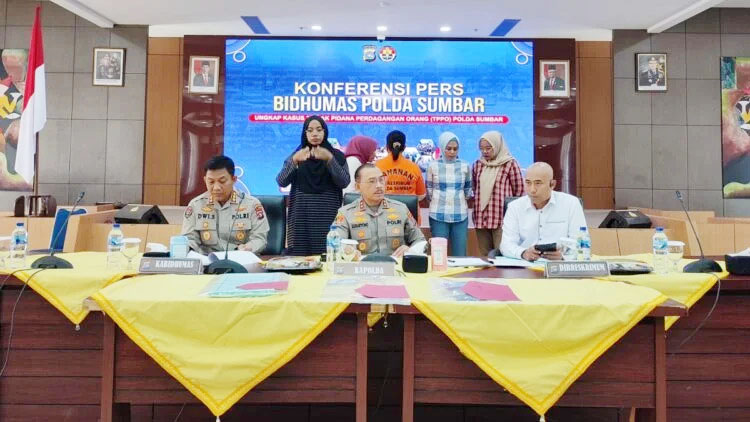 Polda Sumbar Bongkar Perdagangan Orang Lintas Negara, Penyalur PMI Ilegal di Pasbar Ditangkap, Kirim 10 Pekerja ke Malaysia tapi Tak Diberi Gaji 1 TPPO— Kapolda Sumbar Irjen Pol Suharyono bersama Kabid Humas Kombes Dwi Sulistyawan dan Dirreskrimum Kombes Pol Andry memaparkan pengungkapan kasus TPPO.