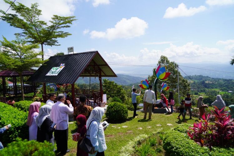 dukung--PLN UID Sumbar dukung Agrowisata Batu Payo Kota Solok dengan bantuan senilai Rp300 Juta.