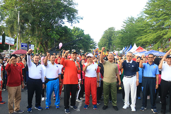 Semarak Hari Bhayangkara ke-77, Polda Sumbar Gelar Gerak Jalan Santai 1 GERAK JALAN—Kapolda Sumbar Irjen Pol Suharyono bersama Forkopimda Sumbar mengikuti gerak jalan santai untuk menyemarakkan Hari Bhayangkara ke-77.