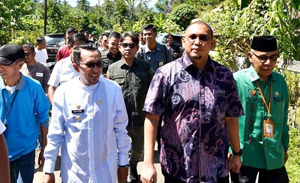 Bupati Tanahdatar Ingin Andre Rosiade jadi Gubernur 1 RESMIKAN BTS— Anggota DPR RI asal Sumbar Andre Rosiade bersama Bupati Tanahdatar Eka Putra saat meresmikan BTS Telkomsel di Jorong Sungai Salak, Nagari Koto Tangah, Kecamatan Tanjung Emas.