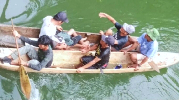 DISERANG BUAYA— Proses evakuasi bocah yang tewas diterkam Buaya di Sungai Betumonga, Kecamatan Pagai Utara, Kabupaten Mentawai.