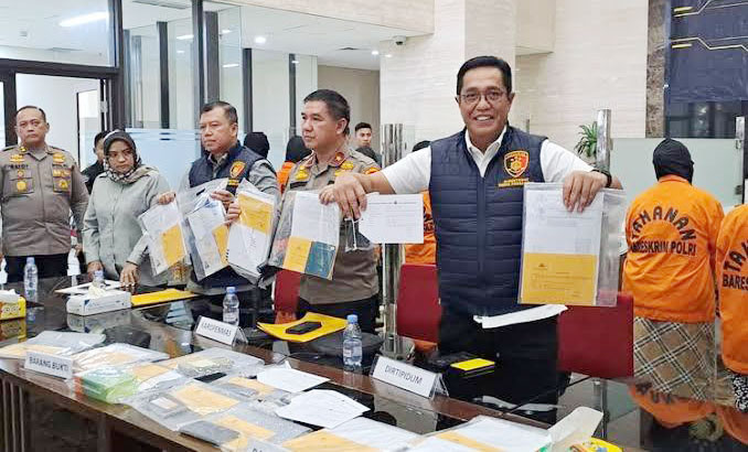 2 Mantan Direktur Politeknik Pertanian Payakumbuh Tersangka TPPO, Modusnya Kirim Mahasiswa Magang ke Jepang, Dipekerjakan jadi Buruh, Gajinya Sebagian untuk Kampus 1 PERLIHATKAN BUKTI— Dirtipidum Bareskrim Polri Brigjen Pol Djuhandhani memperlihatkan barang bukti pengungkapan kasus TPPO yang melibatkan dua mantan direktur Politeknik Negeri Pertanian Payakumbuh.