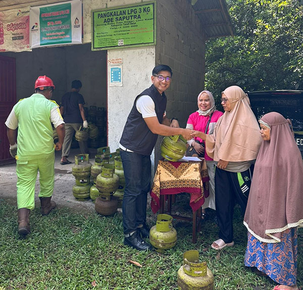 Lakukan Operasi Pasar di Tiga Daerah, Pertamina dan Hiswana Sumbar Pastikan Pasokan Gas LPG 3 Kg Lancar 1 MEMASTIKAN— PT Pertamina Patra Niaga dan Hiswana Migas Sumbar kembali memastikan penyaluran LPG 3 kg tercukupi untuk kebutuhan rumah tangga dan usaha mikro untuk Kabupaten, Tanah Datar, Kota Payakumbuh.