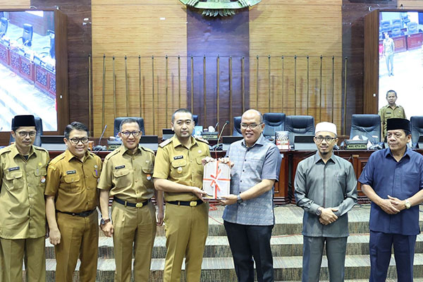MENYERAHKAN--Wakil Gubernur Audy Joinaldy, menyerahkan nota pengantar Ranperda Pertanggungjawaban pelaksanaan APBD Provinsi Sumatera Barat tahun 2022 kepada Ketua DPRD Sumbar, Supardi, melalui rapat DPRD Provinsi Sumatera Barat. Selasa (13/6).