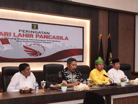 SOSIALISASI— Kakanwil Kemenkumham Sumbar, Haris Sukamto didampingi oleh Kadivmin, Ramelan Suprihadi beserta Kadivpas, M. Ali Syeh Banna memberikan penguatan terkait tugas dan fungsi ASN dilingkungan Kementerian Hukum dan HAM khususnya pada Lapas Kelas IIA Padang, Kamis (1/6).