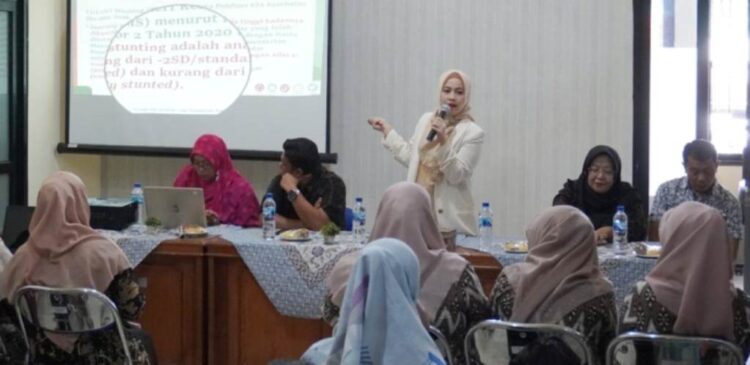 Upaya Penurunan Stunting, Pemko Gelar Pemberdayaan Kelompok Masyarakat 1 PEMBERDAYAAN— Ketua TP-PKK Kota Padang Panjang, dr. Dian Puspita Fadly Amran, Sp.JP selaku narasumber memaparkan materi mengenai “Peran PKK Mengatasi Stunting”.