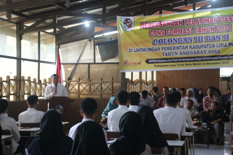 LATSAR CPNS— Plh Bupati Limapuluh Kota Rizki Kurniawan Nakasri memberikan arahan dalam pelatihan dasar CPSN Formasi Tahun 2021.