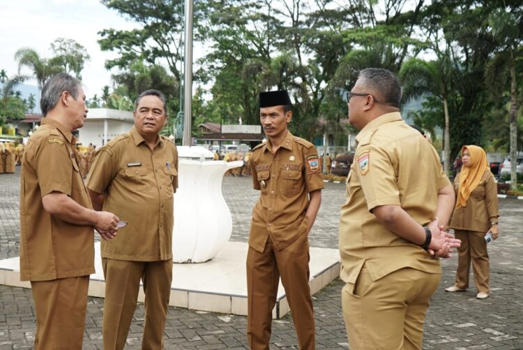 Wabup H. Yulian Efi Minta OPD Maksimalkan Pendapatan Daerah 1 APEL GABUNGAN— Wakil Bupati Solok Selatan H. Yulian Efi usai apel gabungan ASN di Halaman Kantor Bupati Solok Selatan, Senin (5/6) dialog dengan ASN.